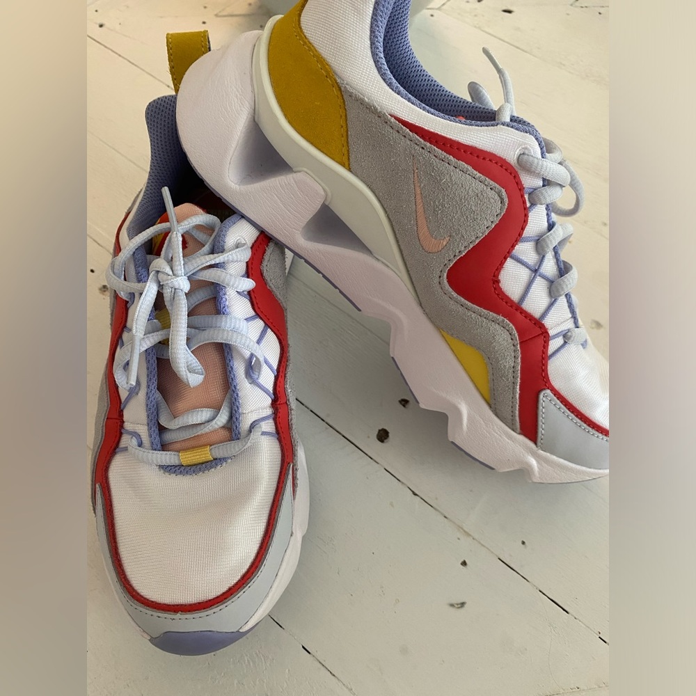 Nike RYZ 365 Women’s Multi Color Sneakers - Picture 3 of 5